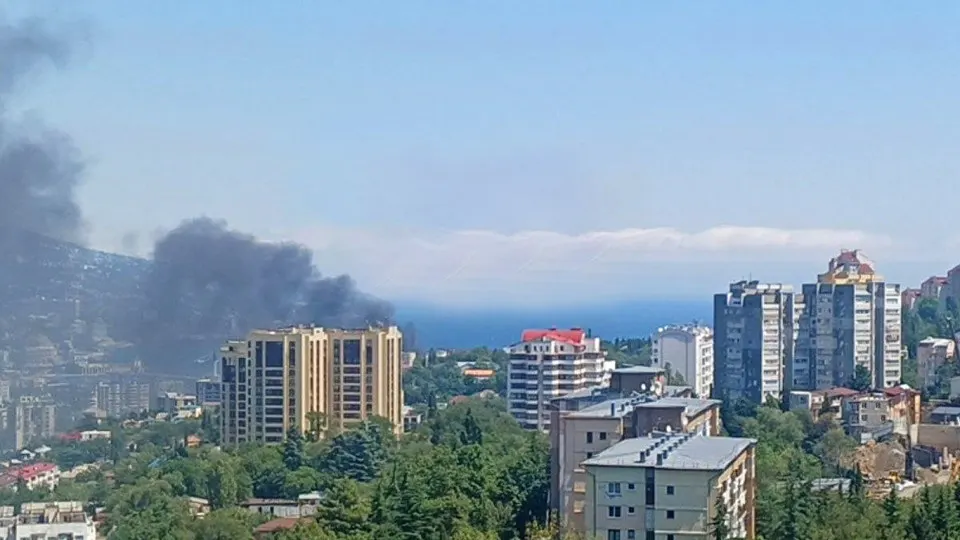 Украинские дроны атаковали побережье Ялты; произошел пожар возле набережной, власти эвакуируют людей и предупреждают об опасности.