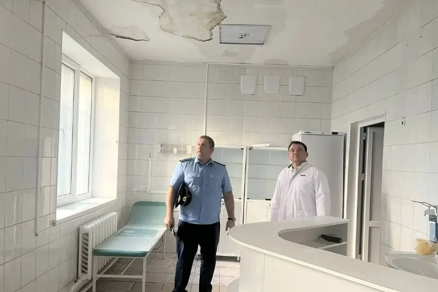 Прокуратура выявила задержку графика и нарушения при капитальном ремонте крыши поликлиники №4 на Университетской; внесены представления ФКР и подрядчику.