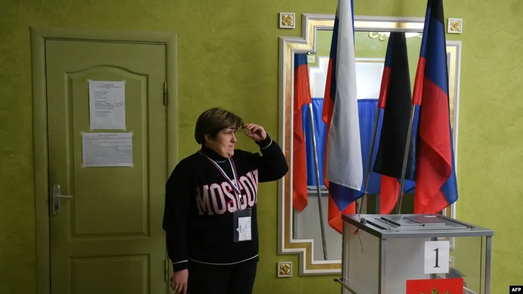 Сотрудники бюджетной сферы по регионам России сообщают о давлении перед голосованием: принуждение к участию через ДЭГ, смена избирательного участка и прямые указания по голосованию за определённых кандидатов.