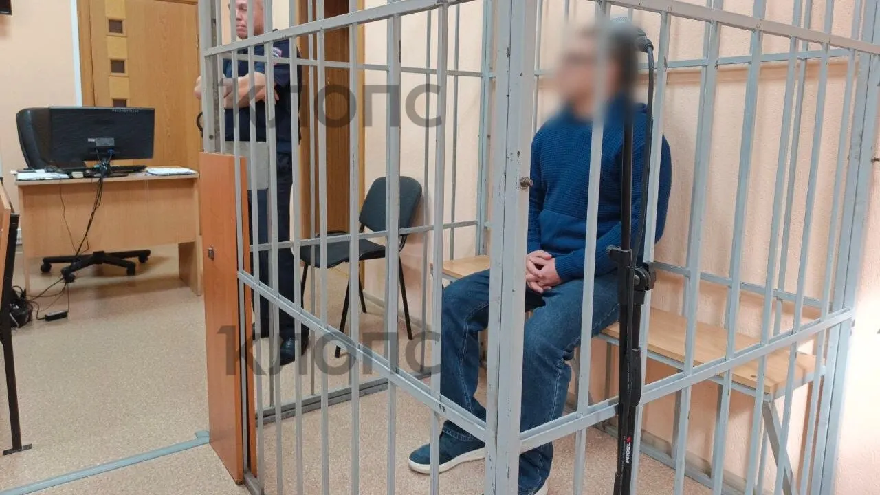 В Калининграде суд продлил срок содержания под стражей 36-летнему водителю, обвиняемому в ДТП, где пострадала мать и её двое детей. Подсудимый имеет инвалидность и награждён Георгиевским крестом 4-й степени; арест продлён до 5 ноября 2026 года.