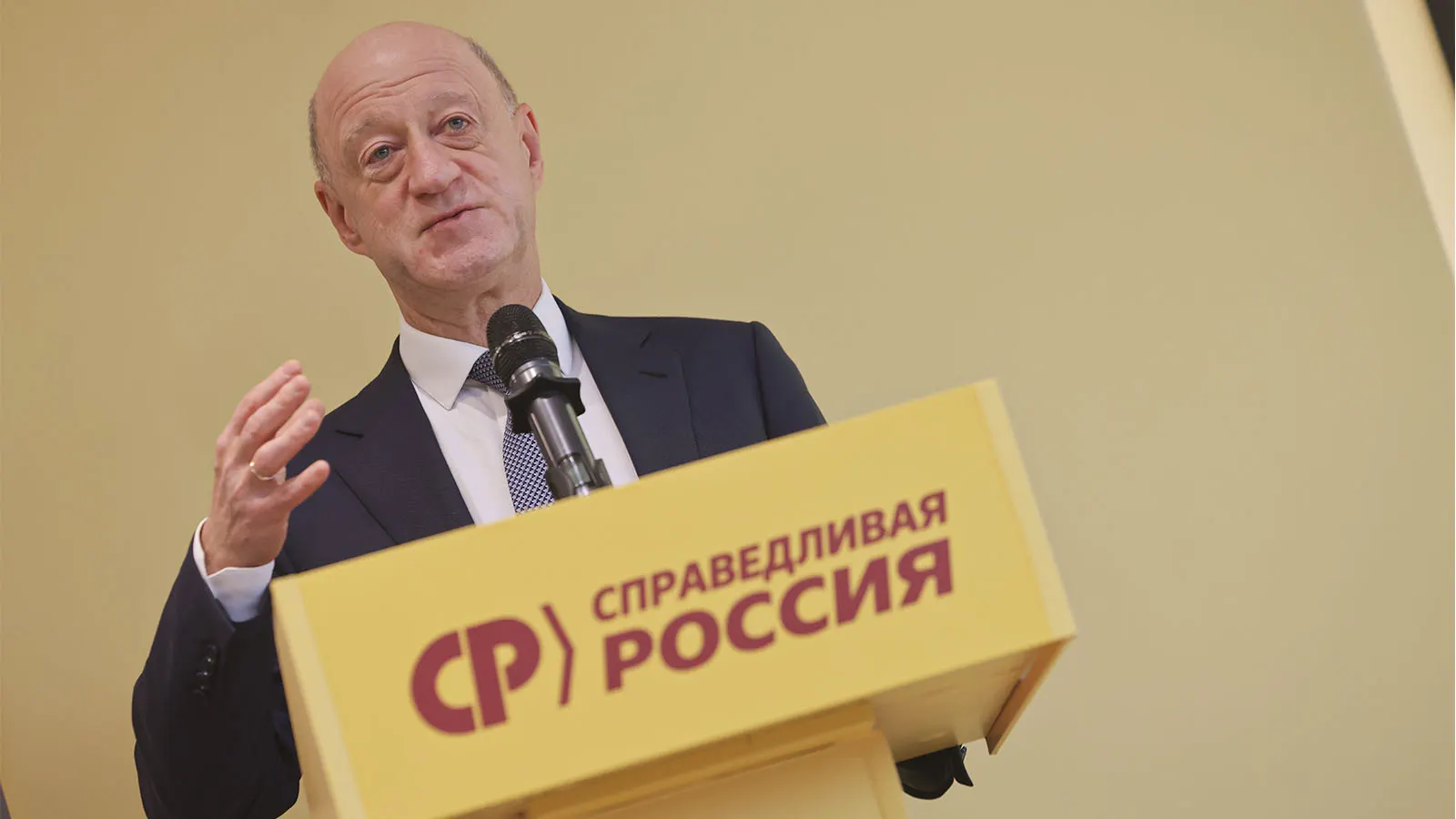 Вице‑спикер Госдумы Александр Бабаков может стать новым лидером партии, Миронов, по словам источников, может не восстановиться после травмы. Обсуждаются кадровые расклады и будущее фракции.