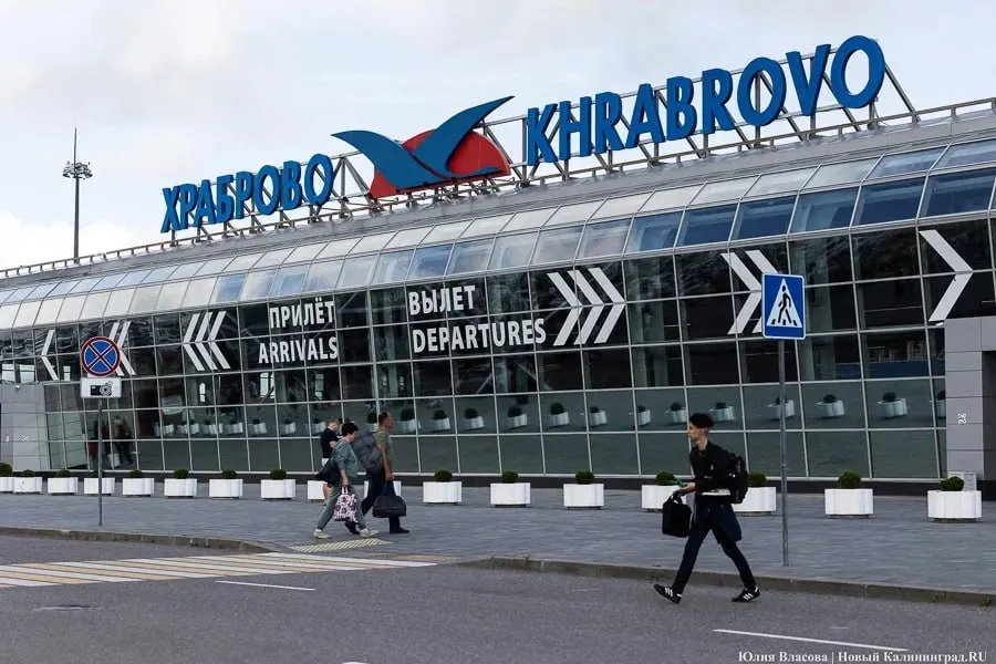 На утро 2 сентября в калининградском аэропорту Храброво задержаны 28 рейсов, ещё два отменены. На вылет задержаны 12 рейсов (Москва и Санкт-Петербург), один рейс в Санкт-Петербург отменён. На прилёт задержано 16 рейсов (из Москвы, Санкт-Петербурга и Уфы), ещё один рейс из Санкт-Петербурга отменён.