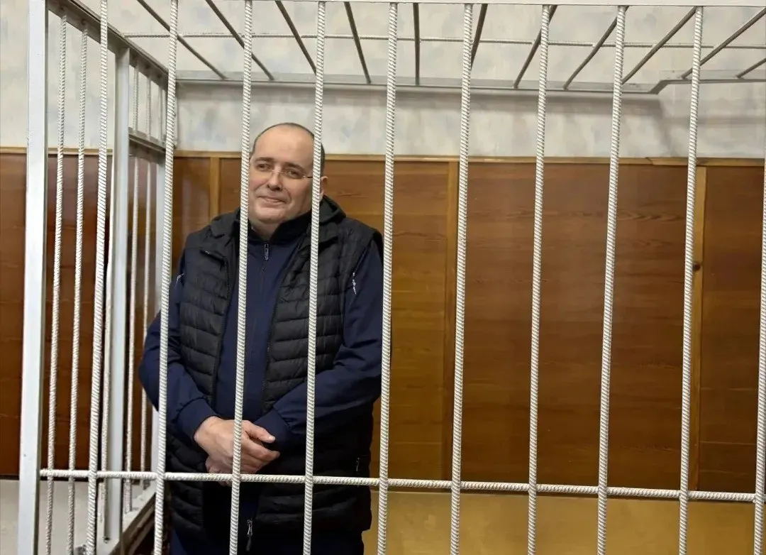 Бывшего замминистра ЖКХ признали виновным в получении взятки в особо крупном размере. Суд вынес наказание: 9 лет колонии строгого режима и штраф около 17 млн рублей; с учетом предыдущего приговора общий срок — 14 лет. В деле названа сумма взяток: 4 млн 410 тыс. рублей, из которых не менее 2,7 млн получил сам обвиняемый.