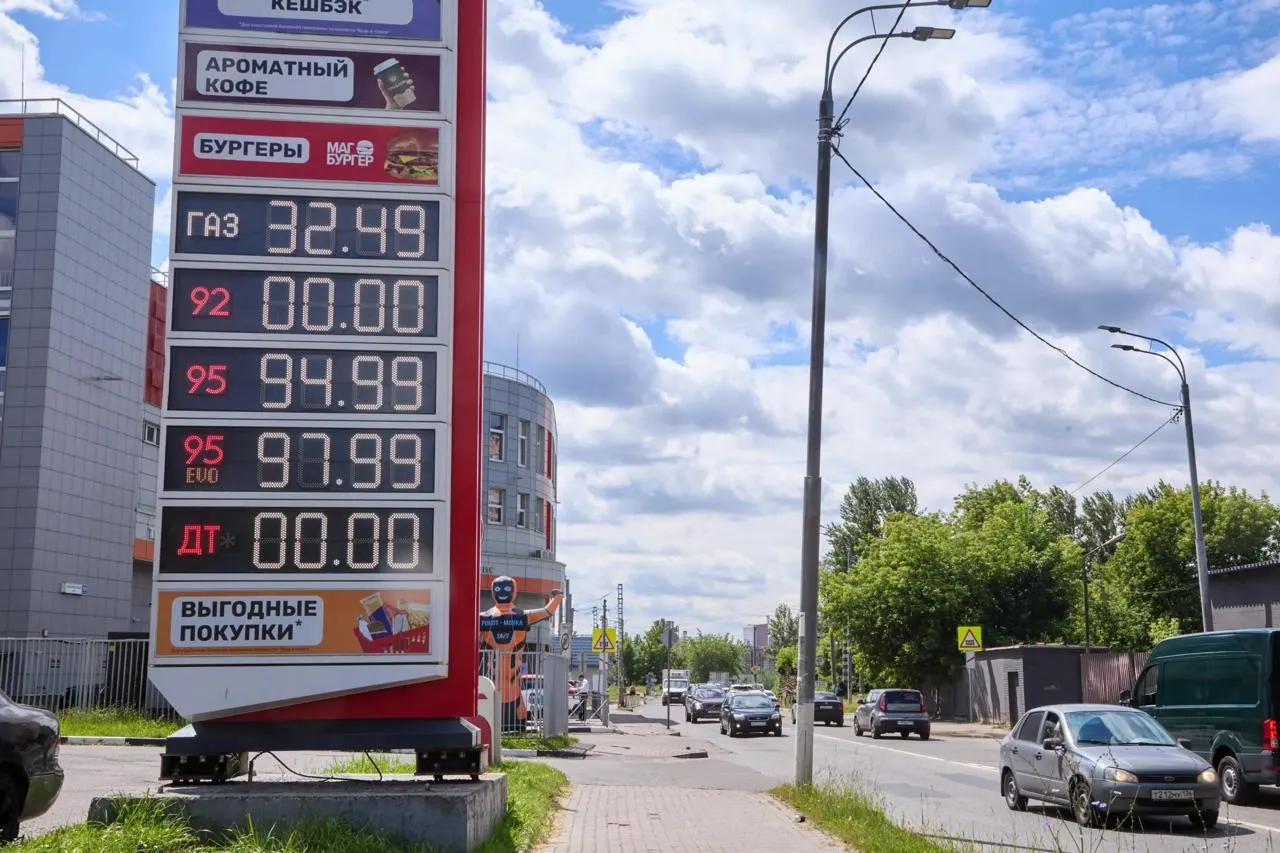 ФАС зафиксировала рост цен на бензин и дизель: по данным ведомства и региональных источников, число дел против продавцов топлива растет. В Калмыкии АИ-92 подорожал на значительный процент на отдельных заправках.