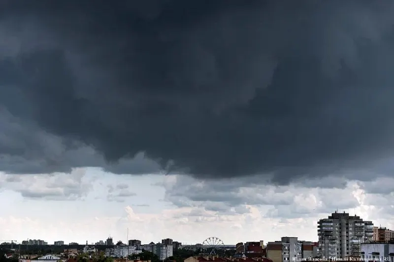 Вечером в Калининградской области ожидаются ливни, гроза и усиление ветра. Возможны затруднения на дорогах и сбои в работе транспорта.