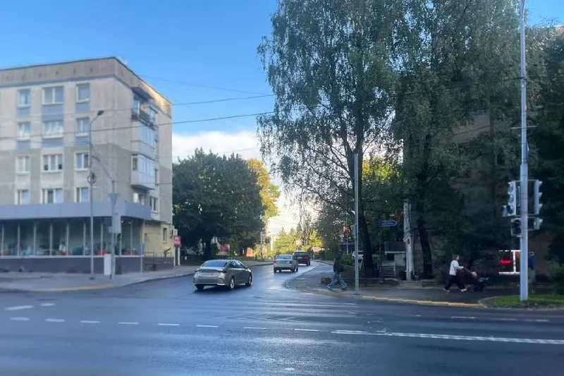 На перекрёстке Невского проспекта и Старшины Дадаева идут завершающие работы: укладка плитки, новые светофоры и план открытия движения в сентябре.