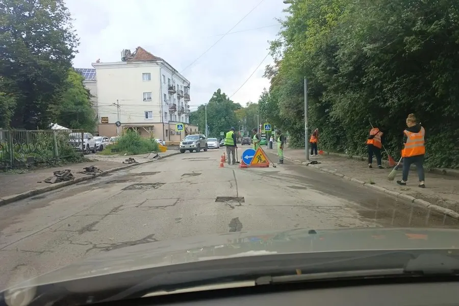 После жалобы губернатора на ул. Коммунальной начался ямочный ремонт; власти Калининграда подтвердили начало работ и намерены продолжать их по графику.