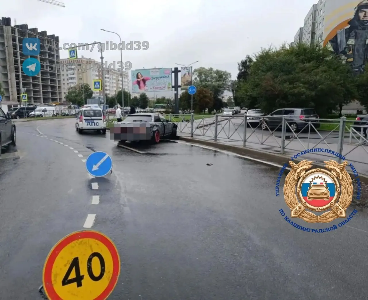 В Калининграде автомобиль марки Тойота врезался в дорожное ограждение на кольцевой развязке возле Городской юношеской библиотеки. За рулём находился молодой водитель 2003 года рождения; он получил травмы. Инспекторы выясняют обстоятельства.