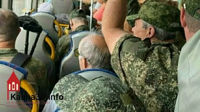 Власти обещают усилить развитие общественного транспорта, но на маршрутах города остаются редкие и переполненные автобусы, особенно в выходные.