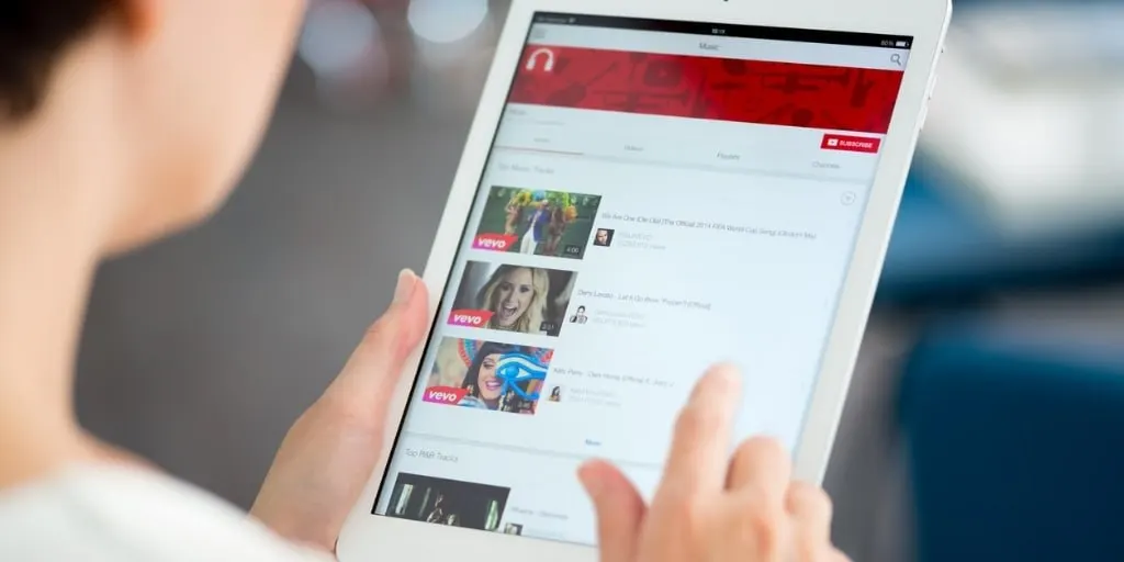 В первой половине 2026 года видеопотребление в России росло в основном за счет YouTube; общие цифры: 87,7 минуты в день на человека.