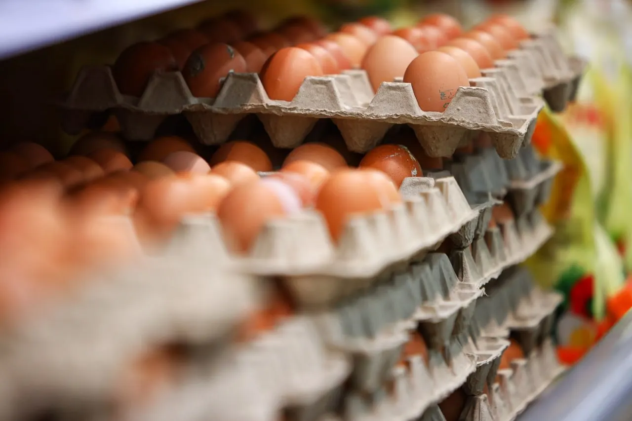 По данным Калининградстата, в 2025 году цены на базовые продукты выросли примерно на 14,4%, а доля расходов на питание снизилась.