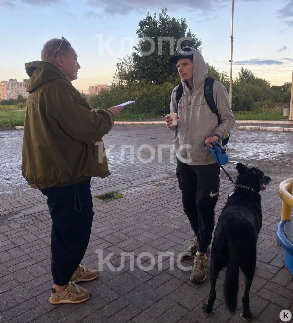 После расставания Максим оказался на улице в Калининграде и живёт рядом с собакой Арнольдом, надеясь на работу и жильё.