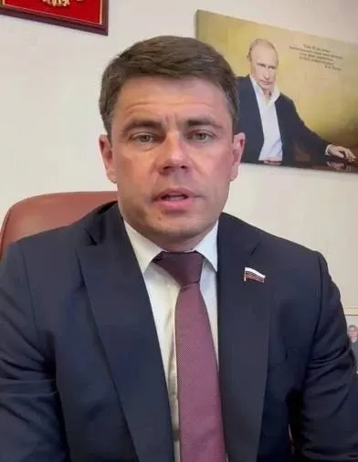 Государственные чиновники обсуждают рост суверенного интернета и сравнивают Россию с другими странами; упоминаются США и Китай.