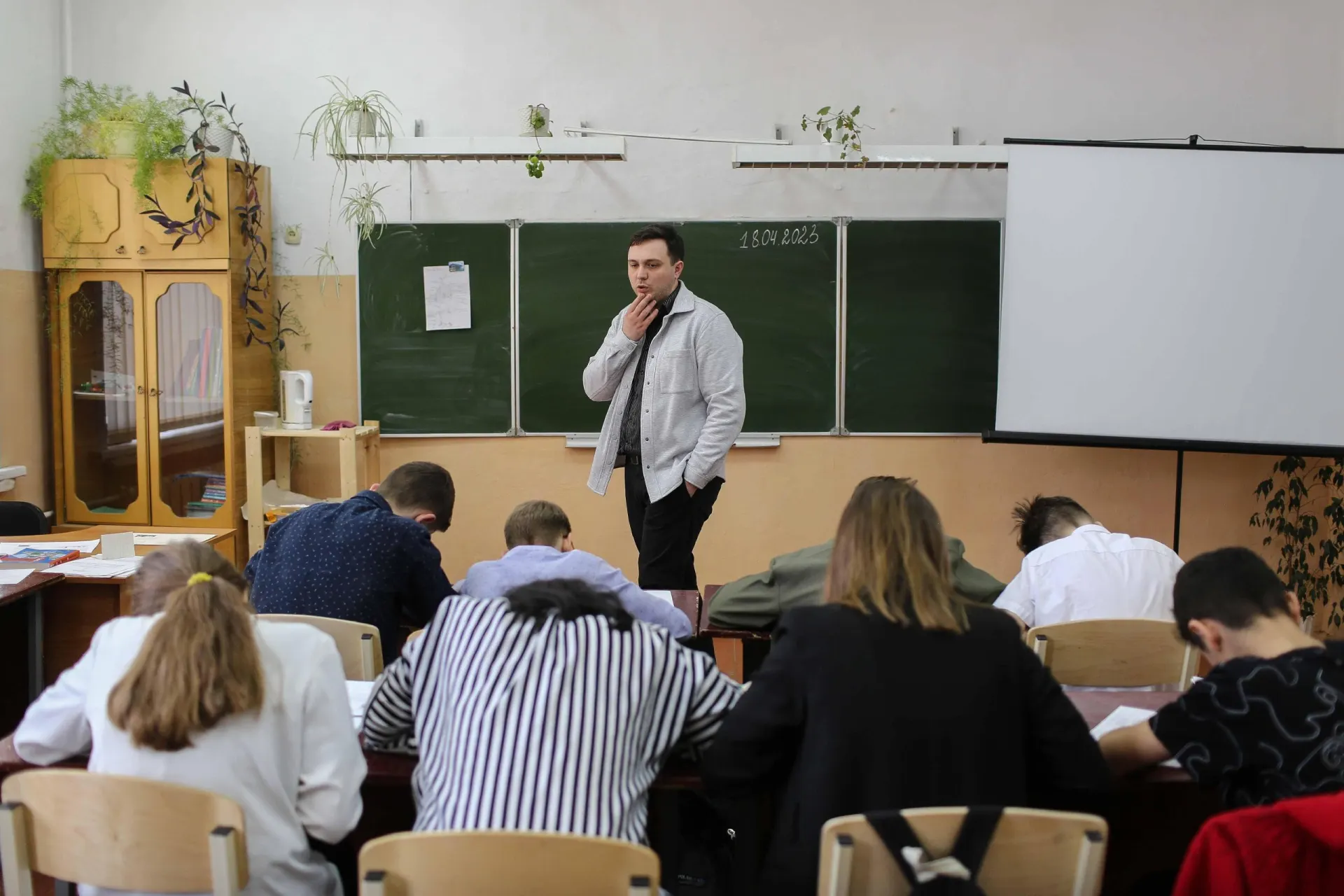 Учебная нагрузка в школах выросла не для всех учеников; объясняют причины изменений в расписании.