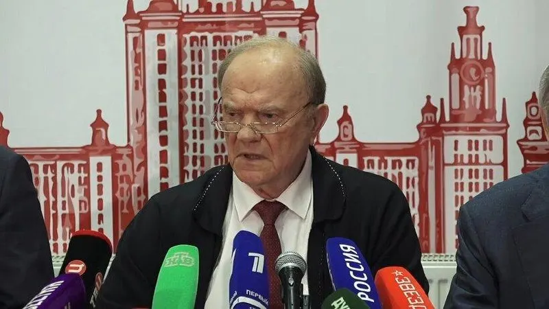 Лидер КПРФ заявил, что без изменения направления Россия останется в экономическом и технологическом отставании; тарифы ЖКХ растут, рождаемость падает, а пенсии не хватает на базовые нужды.
