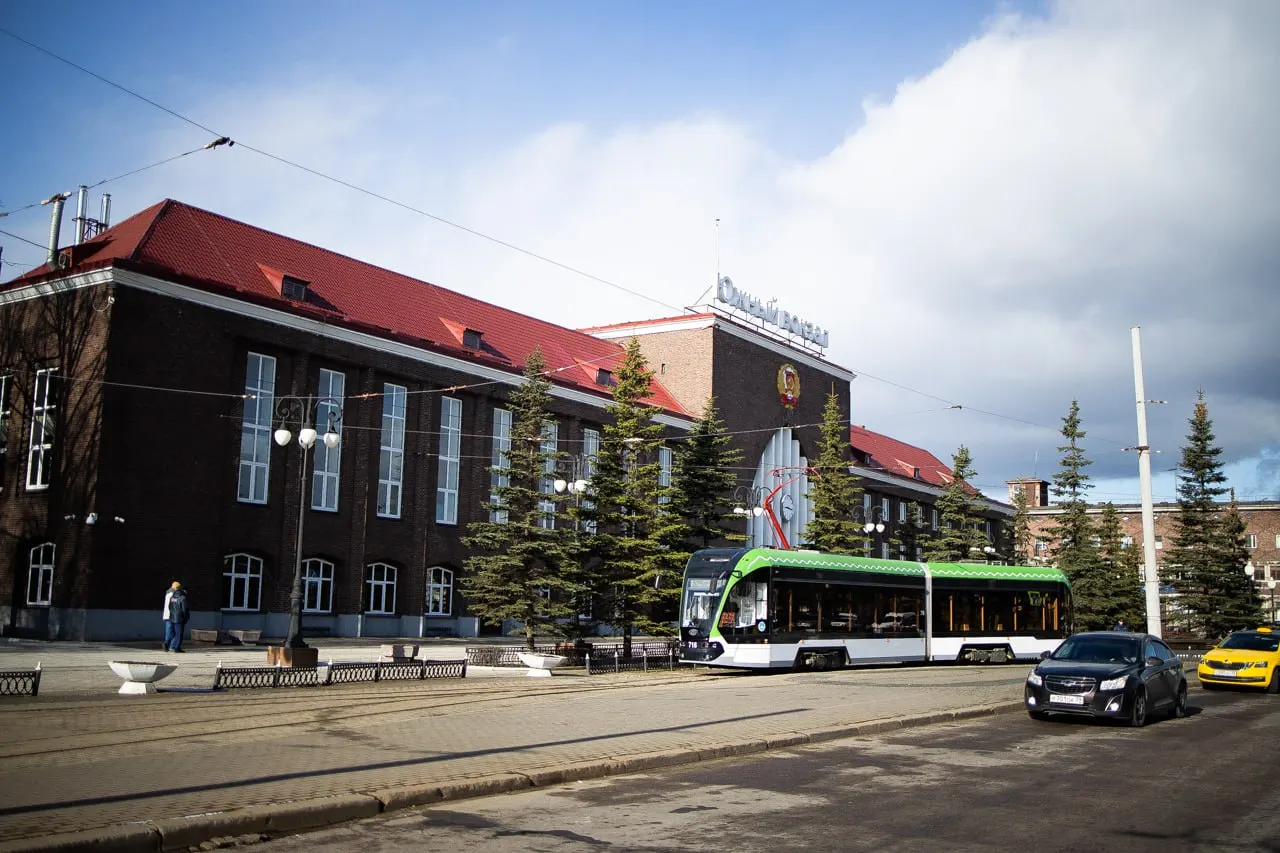 В списке программы по стране — около 45,3 тыс. кв. м, помимо Калининграда в перечень вошли Москва, Санкт‑Петербург, Сочи, Омск, Владивосток, Хабаровск и другие крупные города. Договор — на пять лет с возможностью продления; помещения будут выставлены единым лотом.