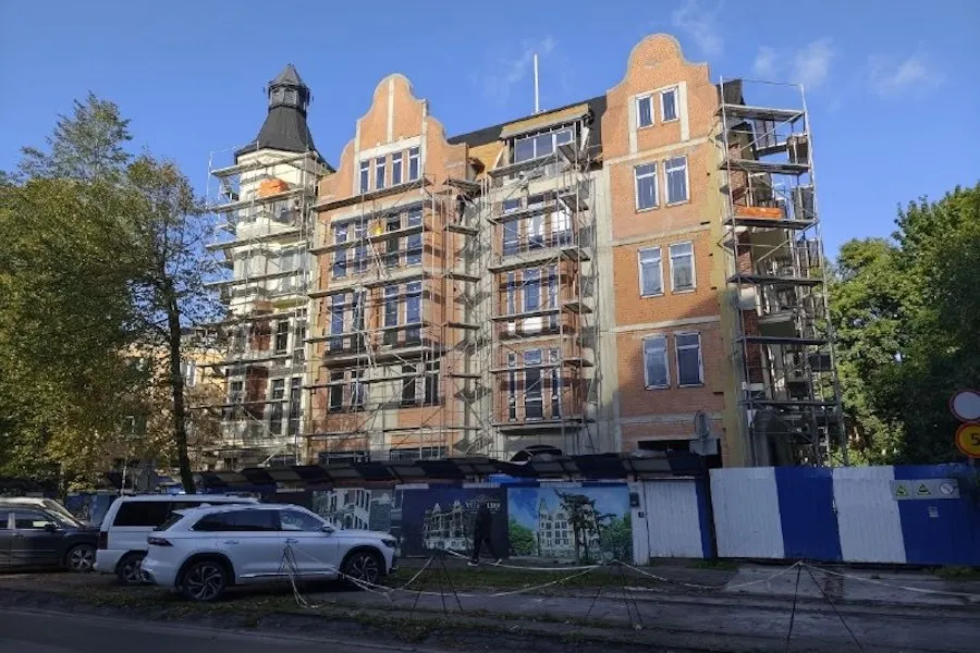 Муниципальные власти зафиксировали нарушения благоустройства на строительной площадке у начала проспекта Победы; документ подписал председатель комитета по муниципальному контролю.