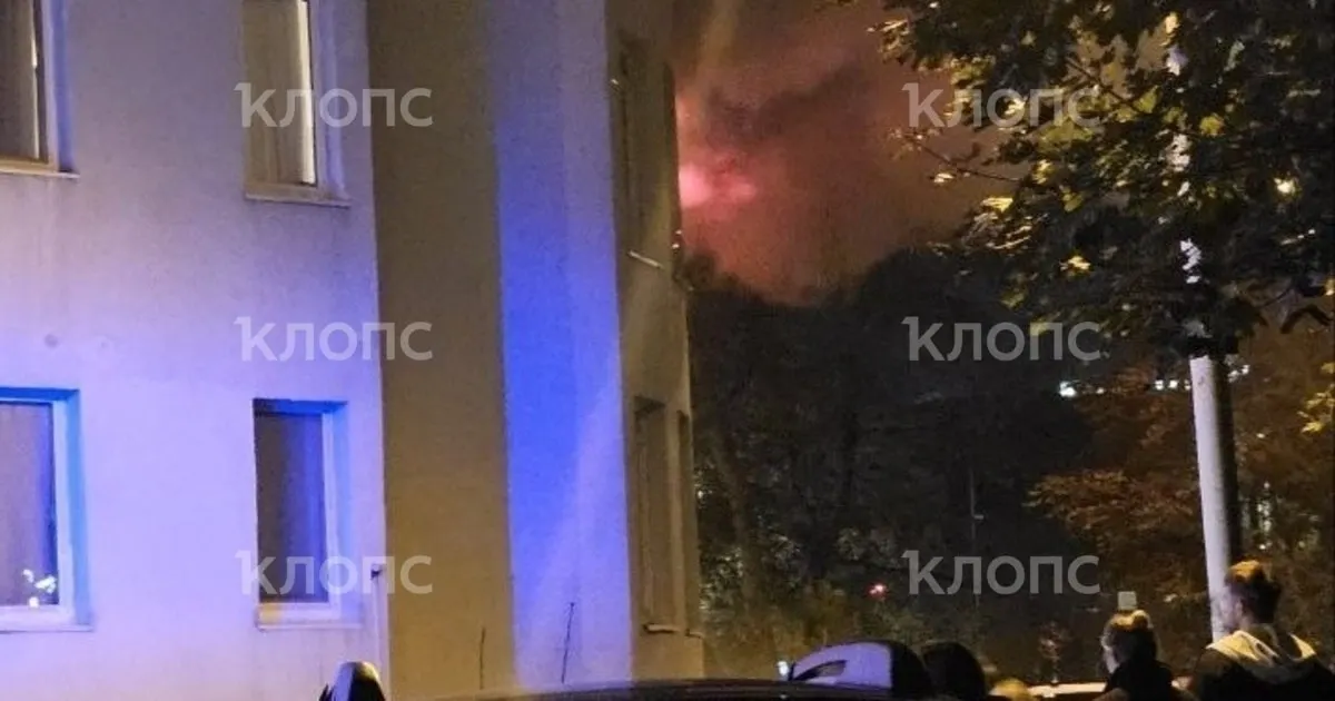 Пожар произошёл на втором этаже 14-этажного дома на улице Орудийной. Спасатели локализовали возгорание, жильцов эвакуировали, погибших и пострадавших нет; причины устанавливаются.