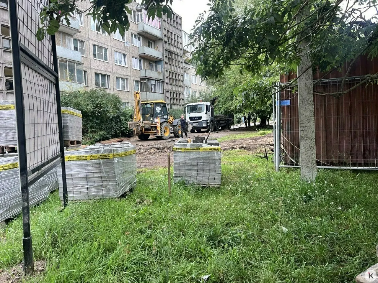 В 2026 году в перечень благоустройства вошло восемь территорий; работы ведутся у 18 многоквартирных домов. Общая стоимость проектов — 148 млн рублей, часть финансирования — из городского бюджета и за счет средств собственников.