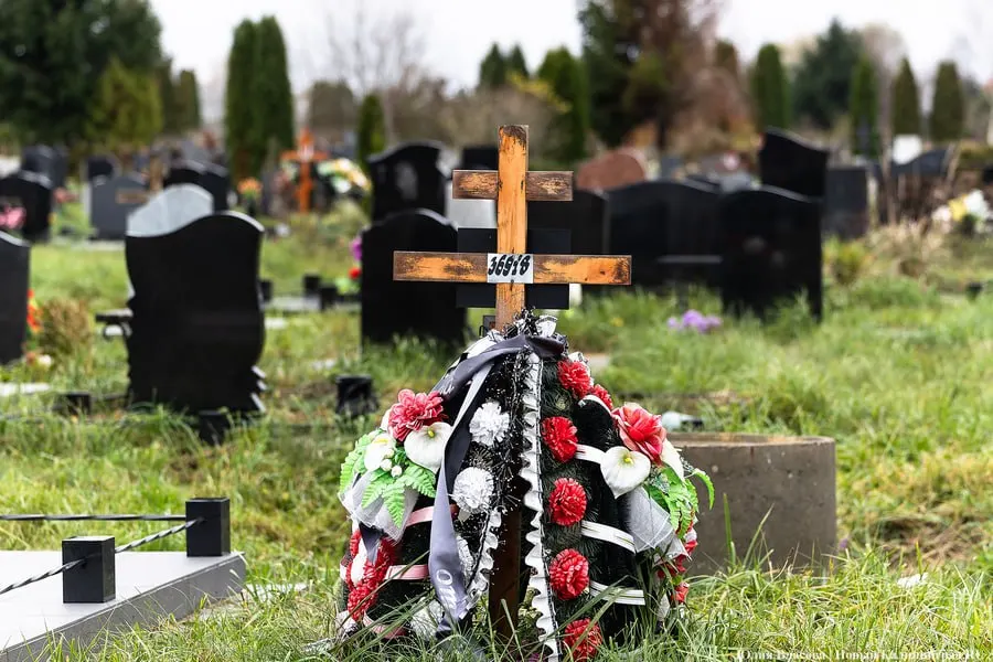 С начала года стоимость ритуальных услуг и атрибутики выросла на 10–15%, жители региона экономят на поминках, памятниках и гробах с венками.