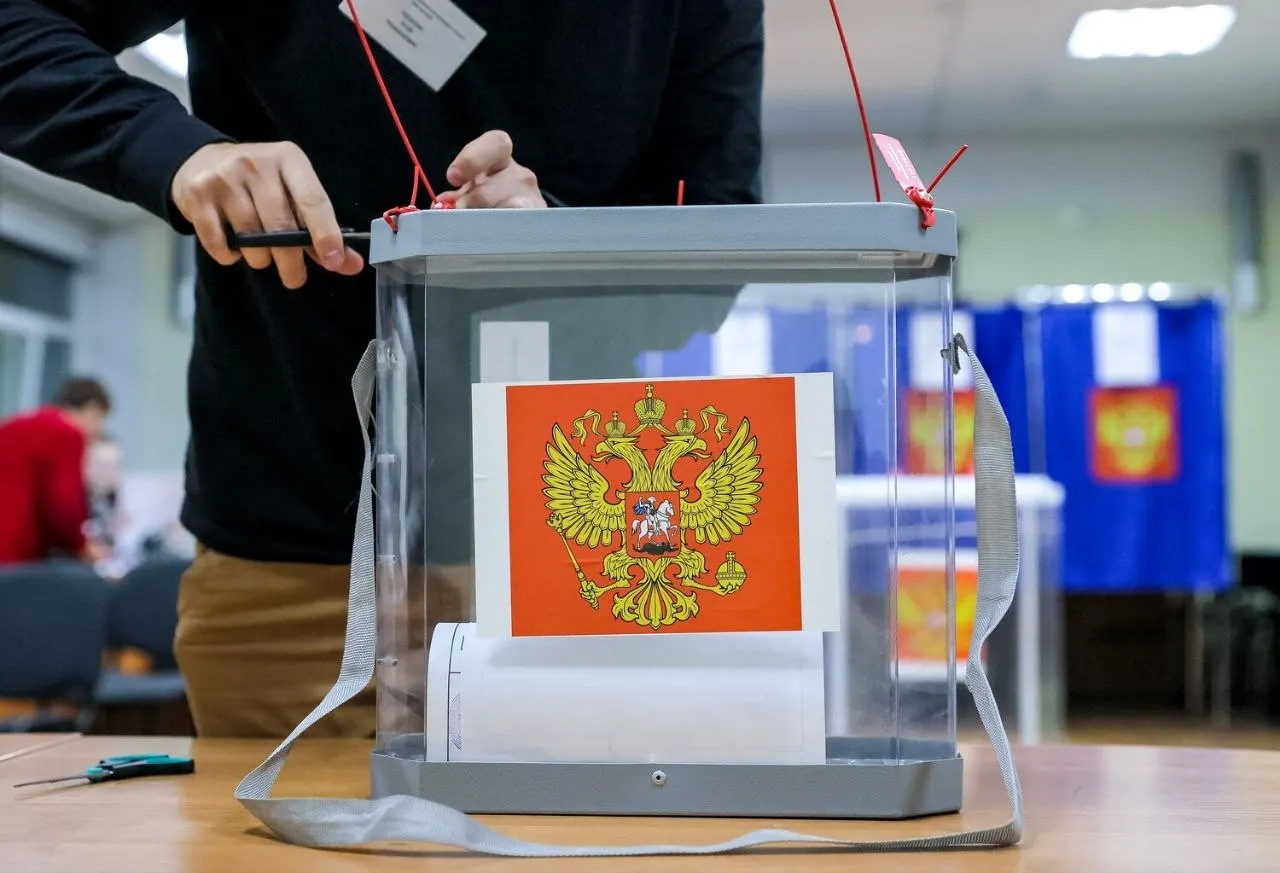 Экзит-полы второго дня выборов показывают лидерство «Единой России» с примерно 53,5% голосов.