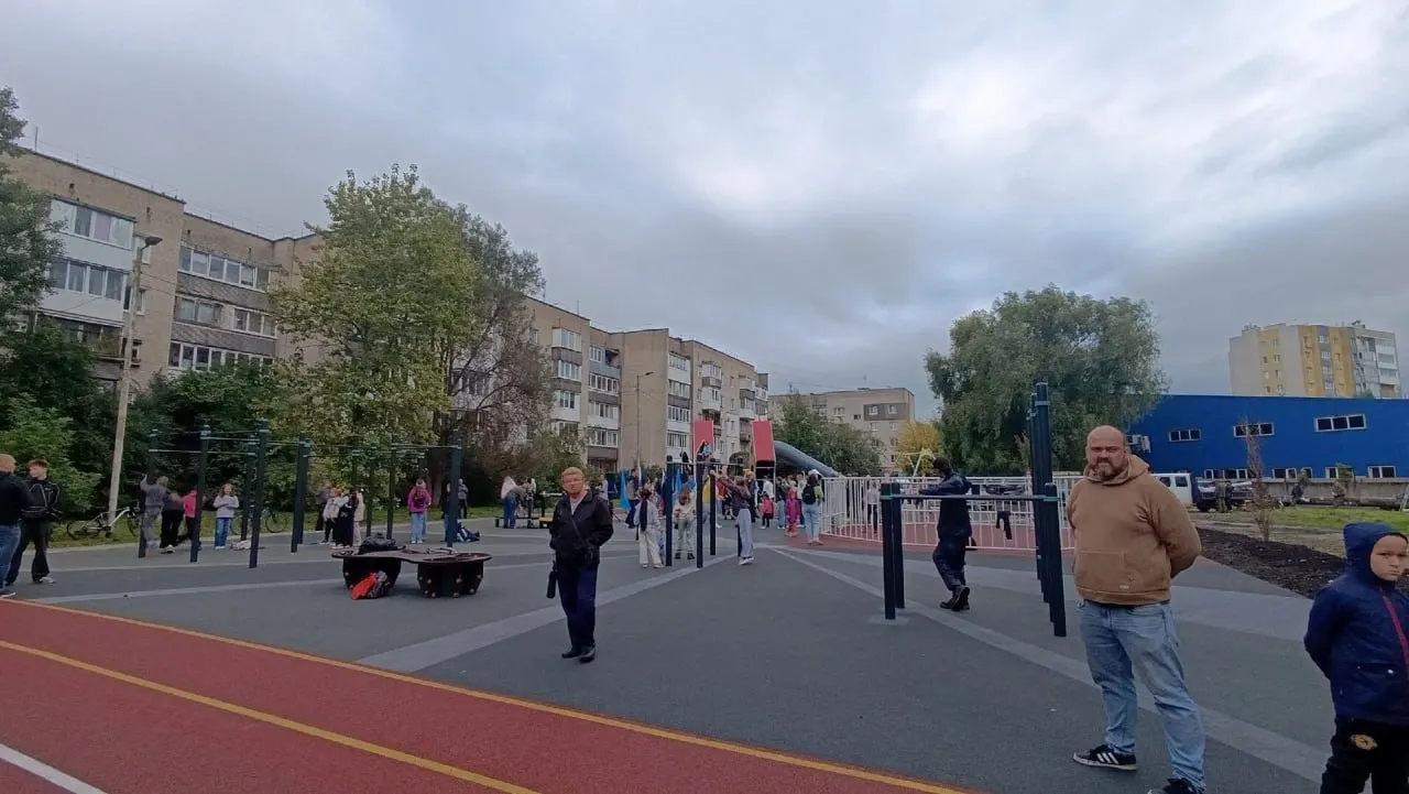 На участке по адресу Дзержинского, 44 eröffлены площадка для воркаута и баскетбола; рядом расположились качели и детский городок с горкой и лазалками.