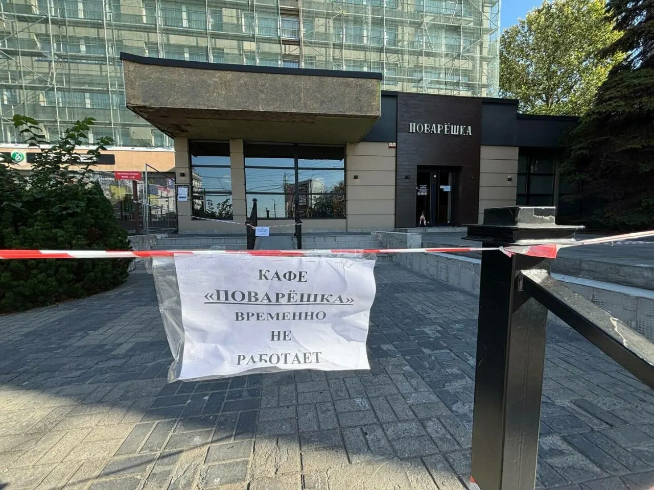 Во вторник в кафе на Ленинском проспекте, 81, произошло обрушение потолка; пострадал посетитель и госпитализирован в БСМП.