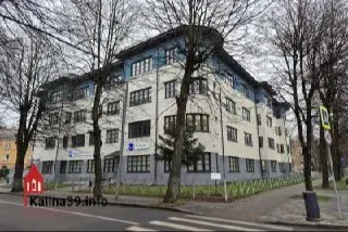 Дети из поликлиники на Огарёва будут обслуживаться в здании взрослой поликлиники на Марины Расковой. Переезд — временный; реконструкция старого корпуса начнется не раньше 2028 года. Проектная документация будет подготовлена после выбора подрядчика к концу года; бюджет на проект — около 43 млн рублей.