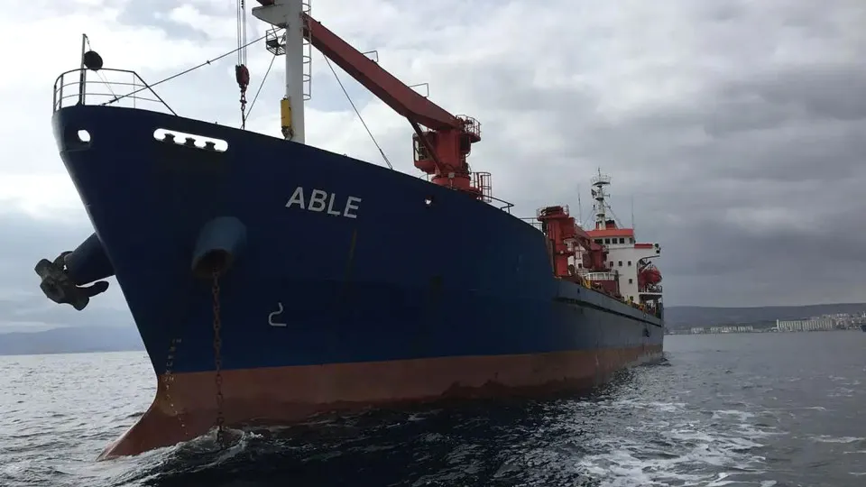 Два торговых судна атакованы беспилотниками в Черном море у болгарских берегов; одно судно затонуло, есть пропавшие без вести. Спасены двое раненых моряков; экипаж другого судна эвакуирован.