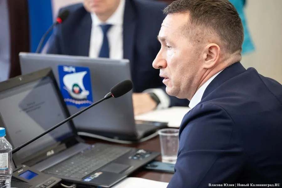 Заторный трафик в Калининграде заметно ухудшает повседневную жизнь, обсуждают третьи полосы, одностороннее движение и реконструкцию узла Невского — Дадаева на заседании горсовета.
