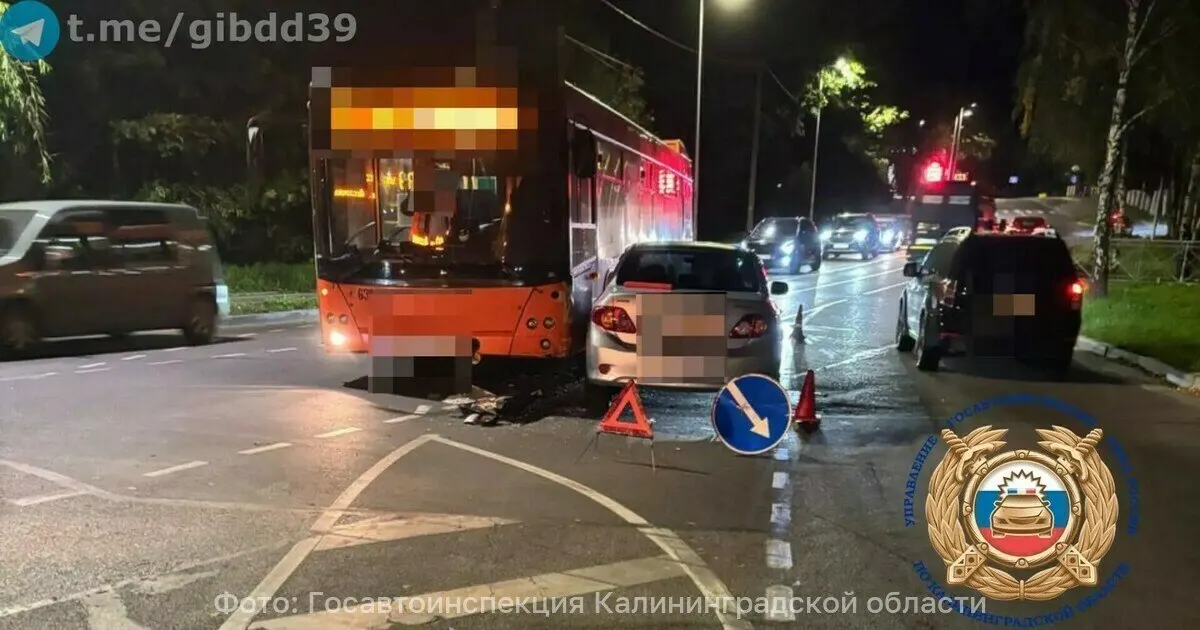 Женщина на&nbsp;Toyota врезалась в&nbsp;автобус у&nbsp;Зимнего озера в&nbsp;Калининграде