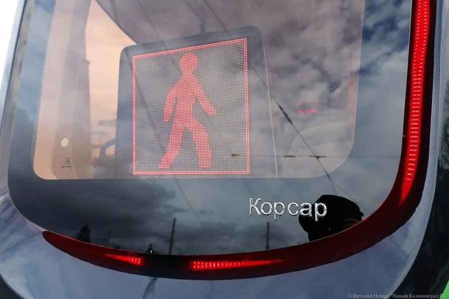 В Калининграде обсуждают неудобства на улице Октябрьской из‑за приподнятых трамвайных платформ и критику транспортной политики.