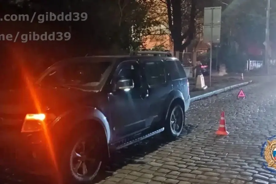 64-летняя женщина получила телесные повреждения после того, как глушитель, лежавший на проезжей части, отбросил её на тротуар.