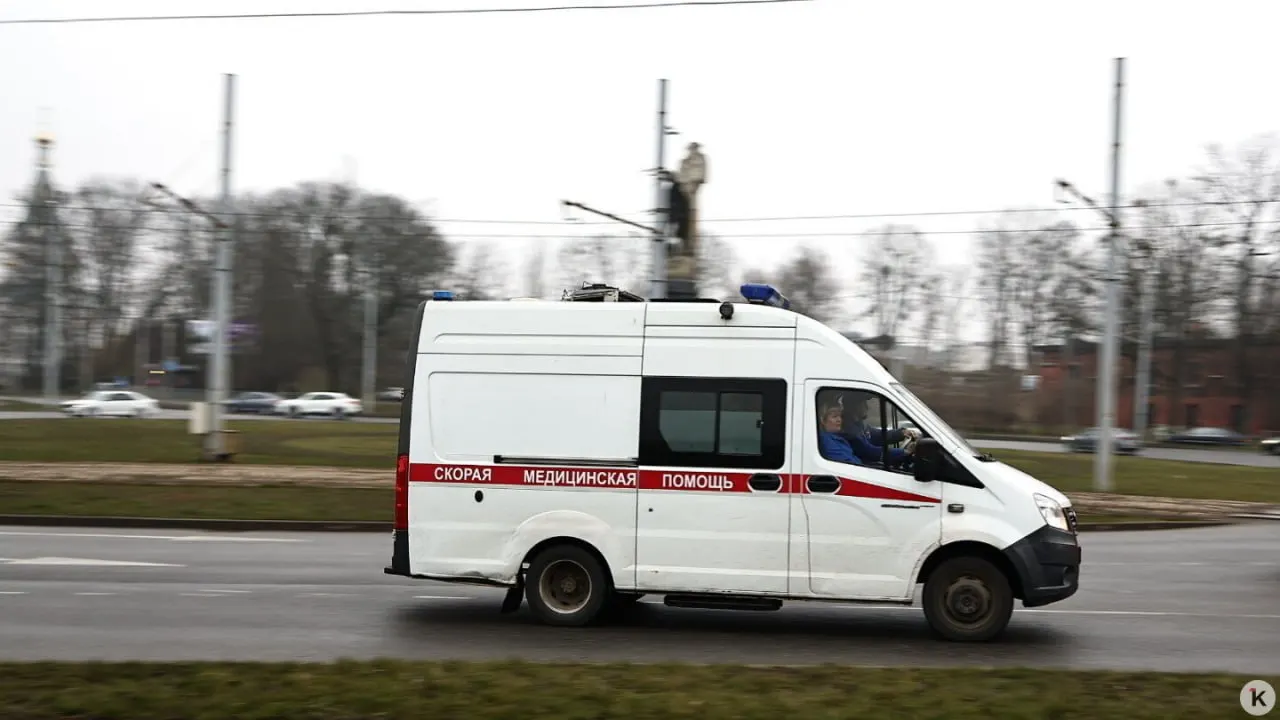 В Калининграде водитель легкового автомобиля перегородил дорогу машине скорой помощи, которая ехала на вызов. Инцидент вызвал возмущение прохожих.