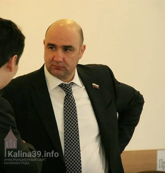 После ухода Ярошука место в заксобрании занял Александр Колодяжный; в публикации приведены данные о его доходах и бизнес-интересах в строительной отрасли.