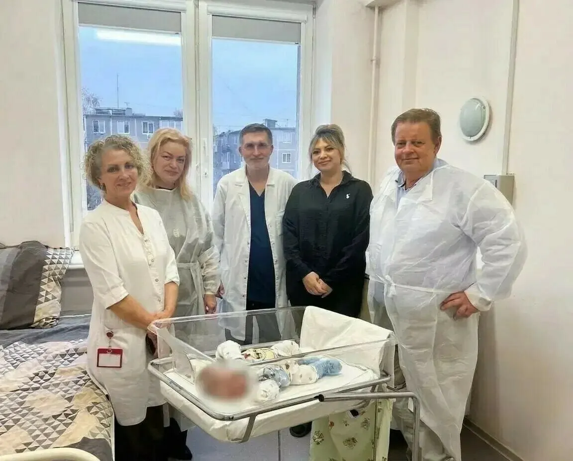 Из-за резус-конфликта на 24-й неделе беременности врачи провели пять внутриутробных переливаний; беременность сохранена до срока, малыш родился без дополнительных вмешательств и находится под наблюдением педиатра.
