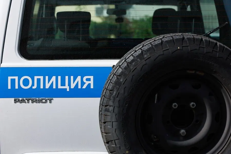 Пенсионер перевёл почти 8 млн рублей за автомобиль через интернет, но машину не получил; правоохранители расследуют мошенничество.