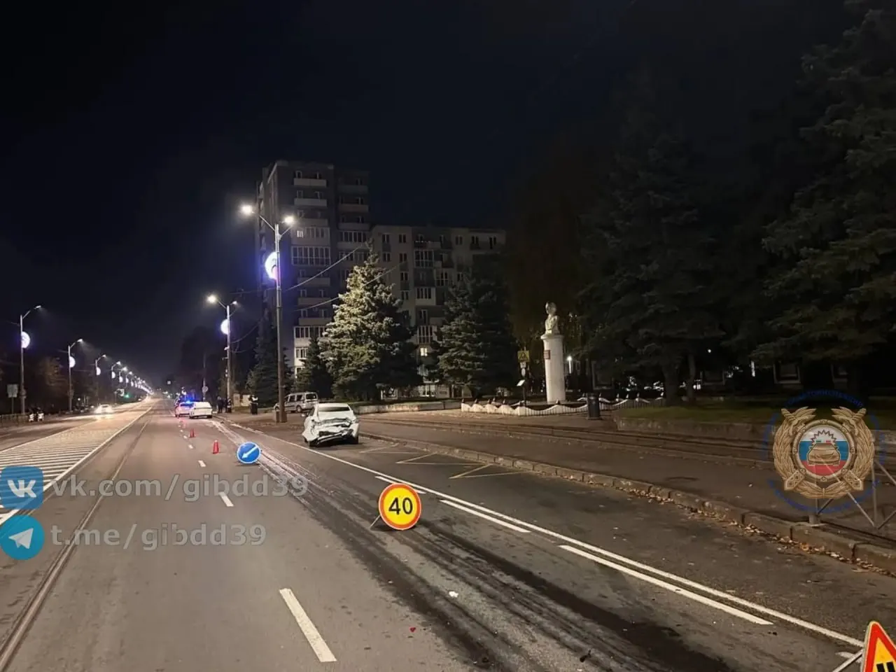 ДТП на улице Суворова в Калининграде произошло около 03:35. Водитель 1966 года рождения получил травмы; причины аварии устанавливаются.