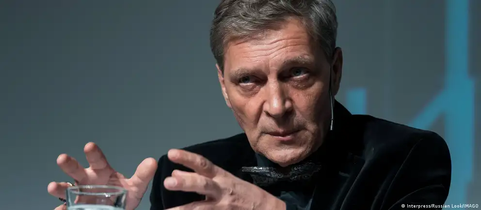 Журналист Александр Невзоров включён в перечень экстремистов и террористов; власти ужесточают репрессии против инакомыслия и иностранного агента.