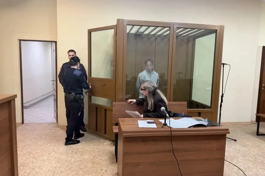 19-летнего курьера телефонных аферистов арестовали в Калининграде за похищение 30 млн рублей у 71-летней пенсионерки; расследование продолжается.