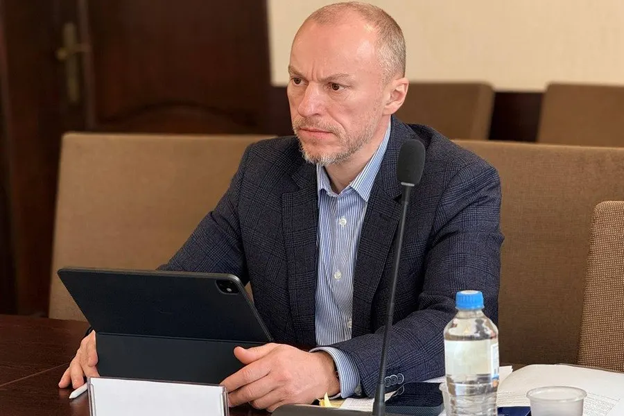 Объем выпуска в обрабатывающих отраслях Калининграда достиг 135% к прошлому году; лидируют автомобильная промышленность, пищевая и химическая отрасли; наблюдается рост потребительского сектора и смешанная динамика в строительстве.