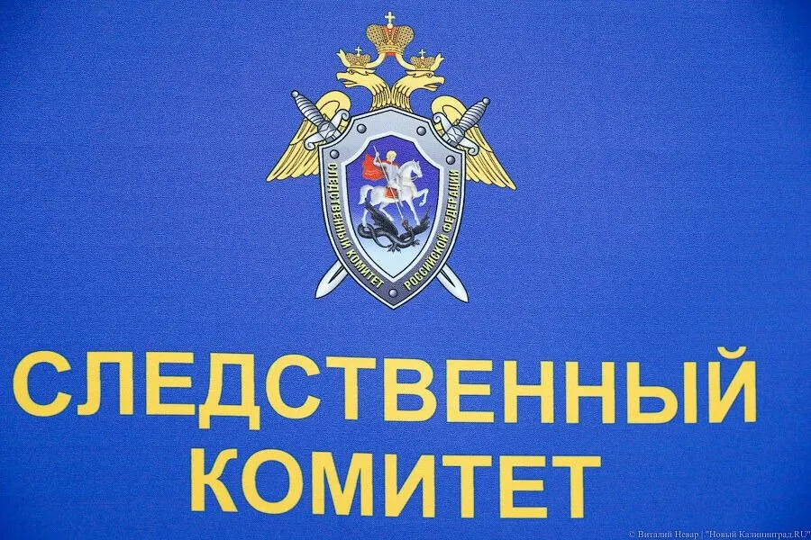 60-летний калининградец обвиняется в надругательстве над надмогильным сооружением; дело направлено в суд. Мемориал на улице Комсомольской — объект культурного наследия.