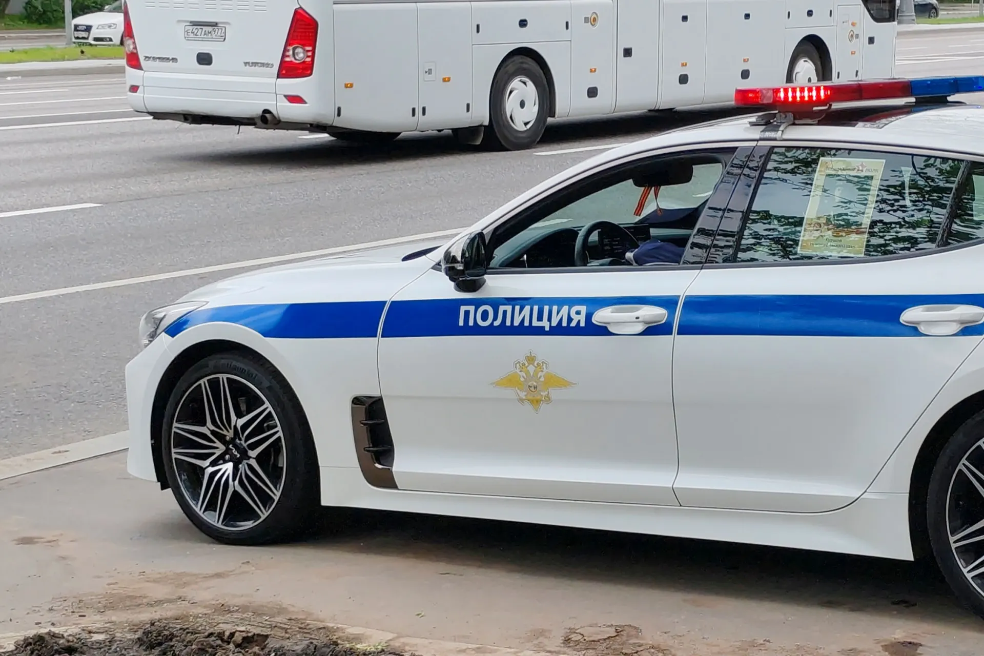11-летняя школьница пыталась поджечь служебную машину по указанию мошенников; пламя потушили, задержана школьница.