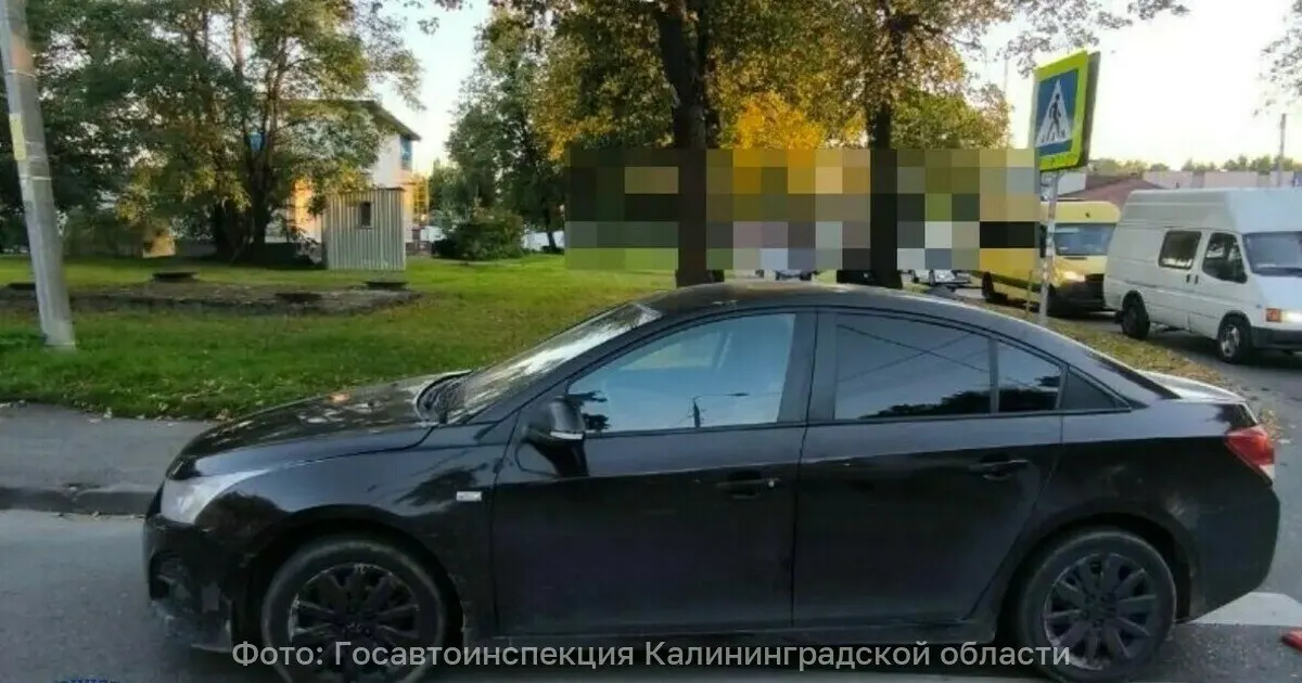 На нерегулируемом переходе в Калининграде автомобиль сбил семью с младенцем в коляске; пострадавшие — пешеход и девочка, устанавливаются обстоятельства.