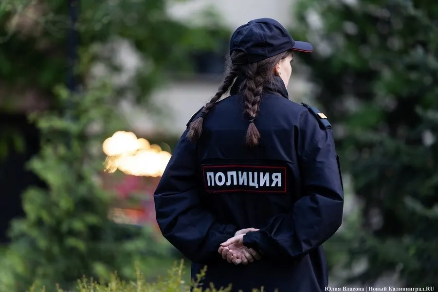 Житель Калининграда сообщил о кражe денежных средств: подозреваемая сняла деньги с его карты после того, как помогла найти такси. Возбуждено уголовное дело.