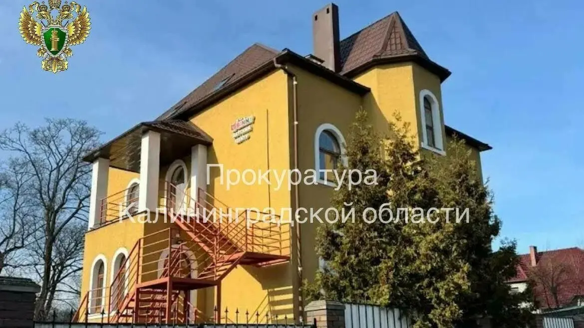 Прокуратура сообщает о тяжёлых травмах трехлетней девочки после падения в экоцентре; возбуждено уголовное дело по ч. 2 ст. 238 УК РФ.
