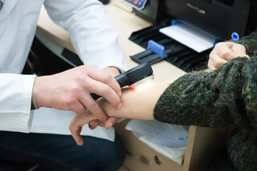 Более 200 жителей Калининградской области прошли осмотр кожи; у 21 человека заподозрены злокачественные образования, пять случаев оказались меланомой.