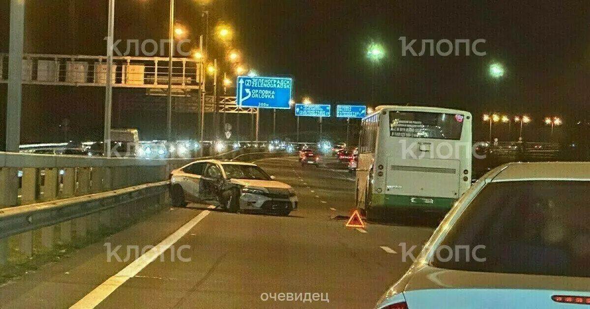 Вечером на Приморском кольце произошла авария: автобус и легковушка полностью перекрыли проезд, образовав пробку около 800 метров.