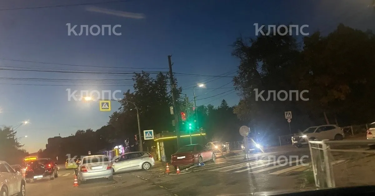 На стыке проспекта Победы и ул. Менделеева столкнулись три авто; в центре города образовались сильные пробки, пострадавших нет.