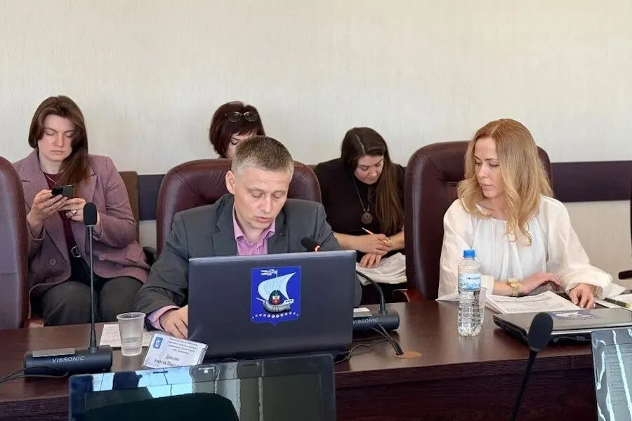 Городской совет принял решение снизить численность сотрудников КСП на одну должность в целях оптимизации.